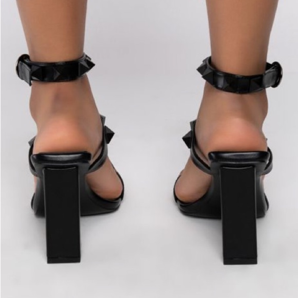 AZALEA WANG GIVE YOU EVERYTHING CHUNKY SANDAL IN BLACK (Valentino Vibes) - Picture 8 of 10